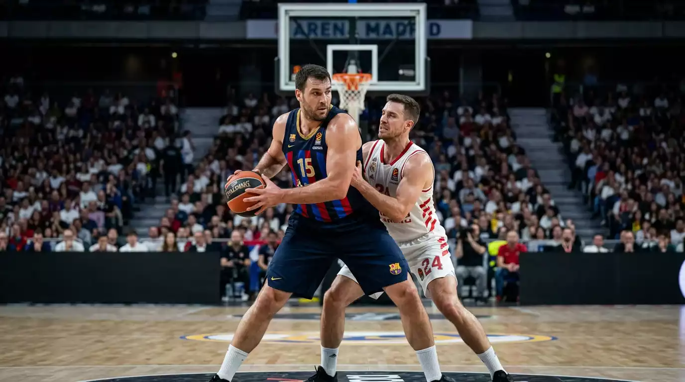 Pívot NBA dominando bajo el aro en jugada de poste